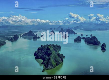 Île tropicale, vue aérienne, belle baie de â€” Phang Nga, Thaïlande, Asie du Sud-est Banque D'Images