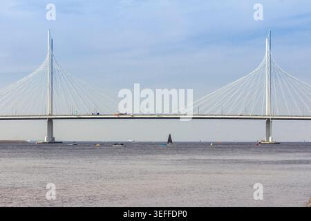 Pont à haubans sur le Fairway Petrovsky, qui fait partie du diamètre à grande vitesse occidental à Saint-Pétersbourg, en Russie Banque D'Images
