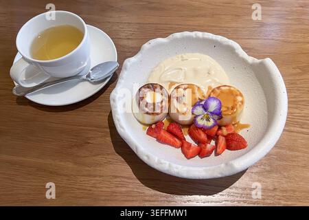 Crêpes au fromage cottage Syrniki avec fraises et thé Banque D'Images