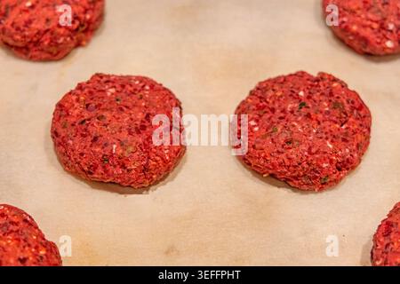 Galettes rouges aux haricots et betteraves hamburgers végétaliens sur plaque de cuisson Banque D'Images
