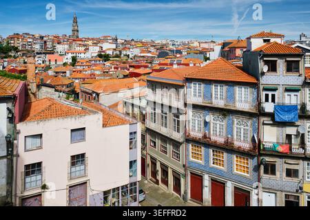 Porto paysage urbain au Portugal avec la Tour Clerigos, maisons colorées, toits rouges et façades carrelées traditionnelles dans le centre historique Banque D'Images