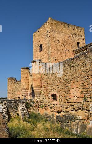 L'entrée et le donjon du château médiéval de Pedraza en Espagne Banque D'Images