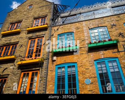 Fenêtres colorées, Neil's Yard, Covent Garden, Londres, Angleterre, ROYAUME-UNI. Banque D'Images