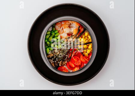Bol de poke hawaïen frais avec des crevettes et des légumes Banque D'Images
