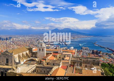 Naples, Italie. Vue sur le golfe de Naples et le Vésuve depuis Castel Sant'Elmo. Banque D'Images