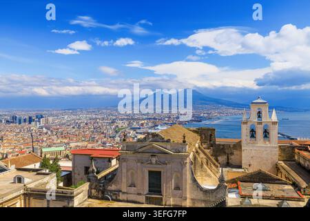 Naples, Italie. Vue sur le golfe de Naples et le Vésuve depuis Castel Sant'Elmo. Banque D'Images