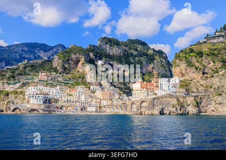 Côte amalfitaine, Italie. Vue sur la ville d'Atrani et la côte amalfitaine. Banque D'Images