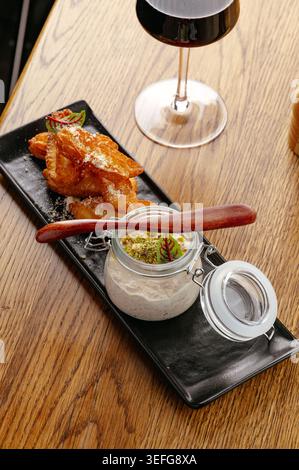 Assiette de hors-d'œuvre gastronomique avec pâté et vin rouge Banque D'Images