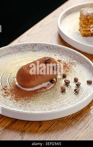 Dessert de mousse de café au chocolat sur une assiette décorative Banque D'Images