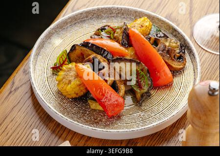 Légumes grillés appétissants sur une assiette en céramique Banque D'Images