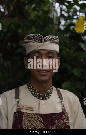Jeune homme balinais en coiffure traditionnelle souriante, Bali, Indonésie Banque D'Images