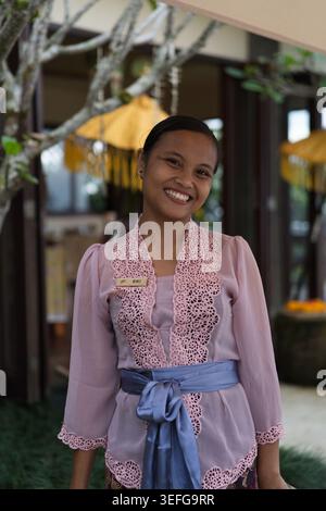 Femme balinaise souriante dans le kebaya traditionnel, Munduk, Bali Banque D'Images