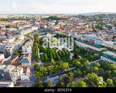 Vue aérienne de la place de la liberté avec des arbres verdoyants et l'architecture urbaine environnante, avec le château de Bratislava au loin Bratislava I, Bratislav Banque D'Images