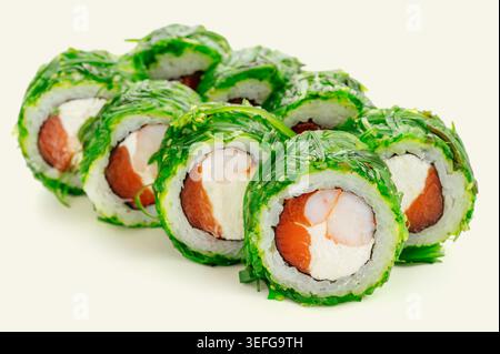 rouleau de sushi avec crevettes, saumon et salade de chuka Banque D'Images