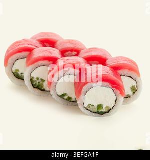 Rouleaux de sushi au thon frais et au fromage à la crème disposés en rangée Banque D'Images