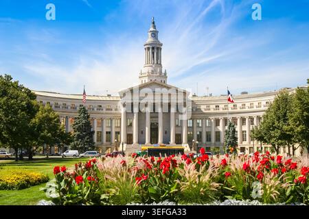 Des fleurs rouges éclatantes poussent devant la grande façade du City and County Building à Denver, aux États-Unis Banque D'Images