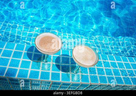 pina colada ou cocktail de martinis expresso avec isolé près de la piscine Banque D'Images