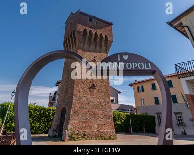 Montopoli Val d'Arno, Italie le signe 'J'aime Montopoli' dans le centre historique près de l'ancienne tour de San Matteo, Montopoli Val d'Arno, Pise, Italie Banque D'Images