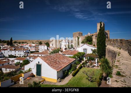 Obidos dispose d'un magnifique château médiéval surplombant de pittoresques maisons blanches et des toits dans un cadre portugais pittoresque. Banque D'Images