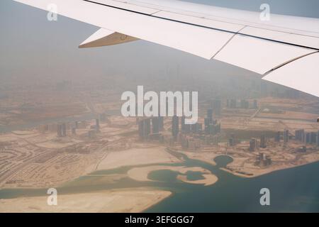 Horizon d'Abu Dhabi vu d'un avion lors d'une tempête de sable. Banque D'Images