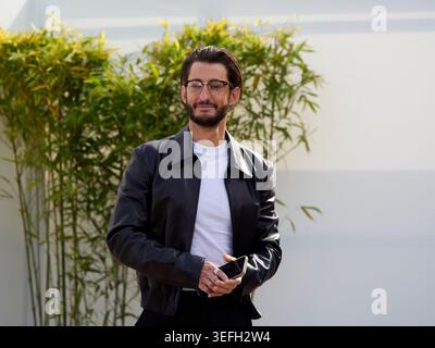 Cannes, France, 15 mai 2026. Pierre Niney pose lors de la photocall 'histoires parallèles' au 79e Festival de Cannes au Palais des Festivals le 15 mai 2026 à Cannes, France. Crédits : Walter Gilgen Banque D'Images