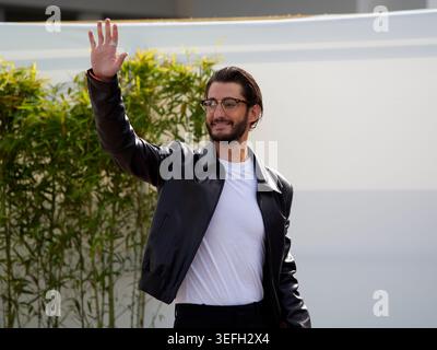 Cannes, France, 15 mai 2026. Pierre Niney pose lors de la photocall 'histoires parallèles' au 79e Festival de Cannes au Palais des Festivals le 15 mai 2026 à Cannes, France. Crédits : Walter Gilgen Banque D'Images
