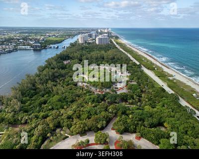 Vue aérienne d'un parc côtier luxuriant entre l'océan Atlantique et Intracoastal Waterway avec des immeubles de grande hauteur dans la distance Boca Raton, Floride Banque D'Images