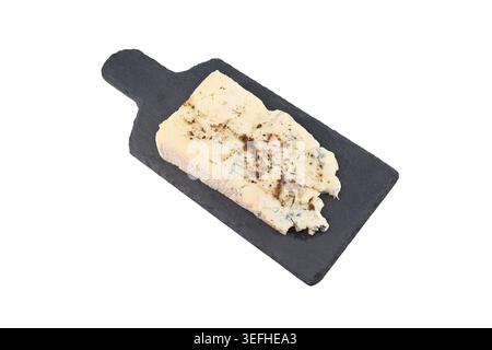 Tranche de fromage bleu truffe sur une planche à découper en ardoise sur fond blanc. C'est une spécialité traditionnelle du nord de l'Italie. Banque D'Images