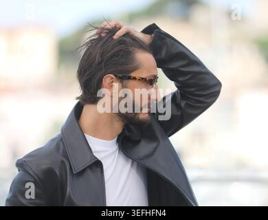 Cannes, France. 15 mai 2026. © PHOTOPQR/NICE MATIN/Frantz bouton ; Cannes ; 15/05/2026 ; 79ème Festival de Cannes : 'histoires parallèles' (Parallel Tale CANNES, FRANCE - 15 MAI : l'acteur français Pierre Niney pose lors d'un appel photo pour le film 'histoires parallèles' lors de la 79ème édition du Festival de Cannes, France, le 15 MAI 2026. Le 79e festival international du film de Cannes a lieu du 12 au 23 mai 2026 crédit : MAXPPP/Alamy Live News Banque D'Images