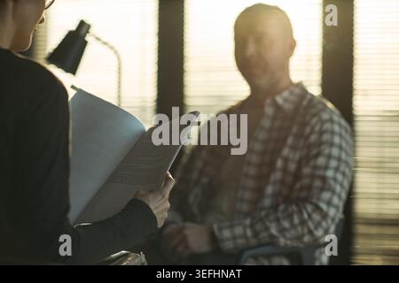 Rencontre d'un couple d'âge moyen avec un avocat, examen des documents de divorce lors d'une consultation juridique. Utile pour le droit de la famille, les différends en matière de garde, le processus de séparation, la médiation marketing Banque D'Images