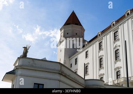 Vue de la façade blanche et de la tour carrelée rouge du château de Bratislava sous un ciel bleu vif à Bratislava, région de Bratislava, Slovaquie. Banque D'Images