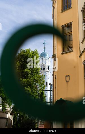Vue de l'église bleue avec sa tour bleu clair distinctive et sa façade encadrée par un élément vert circulaire à Bratislava, région de Bratislava, Slo Banque D'Images