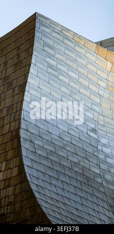 Vue des panneaux de titane courbés du Musée Guggenheim Bilbao avec des reflets métalliques et des détails architecturaux à Bilbao, Euskadi, Espagne. Banque D'Images