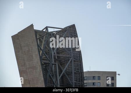 Vue de la charpente métallique moderne et des panneaux de pierre du Musée Guggenheim Bilbao sous un ciel bleu clair à Bilbao, Euskadi, Espagne. Banque D'Images