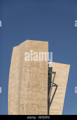 Vue des tours de calcaire courbes du Musée Guggenheim Bilbao sous un ciel bleu clair à Bilbao, Euskadi, Espagne. Banque D'Images