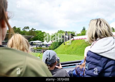 15 mai 2026, GER ; Al Shira'aa German Show Jumping & dressage Derby Hambourg, Prix de Dreame.de - CSI4* Al Shira'aa Derby Tour : 2e qualification pour le Derby allemand de saut d'obstacles dans l'image Feature spectateurs avec mur dans le fond photo © nordp Banque D'Images