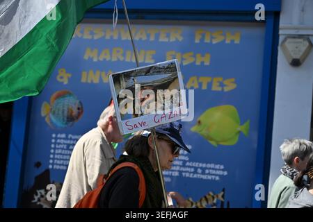 Lewisham, Londres, Royaume-Uni. 2 mai 2026. Les partisans de la campagne de solidarité palestinienne participent à une marche à Lewisham. Selon le site Web de la CFP, th Banque D'Images