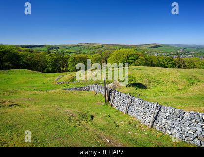Royaume-Uni, Derbyshire, Peak District, Buxton, Grin Low, vue sur Buxton Town et la campagne environnante Banque D'Images