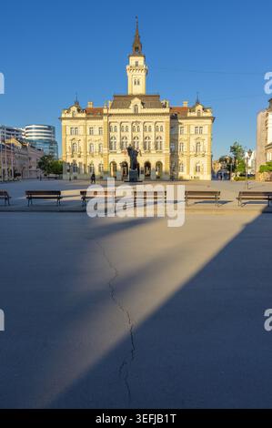 Le bâtiment de l'hôtel de ville de Novi Sad se trouve bien en vue sur la place principale de Novi Sad, en Serbie. Banque D'Images