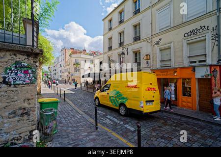 Paris, France. 20 août 2019 : rue pavée, commerces et bâtiments traditionnels dans le quartier de Montmartre à Paris. Banque D'Images