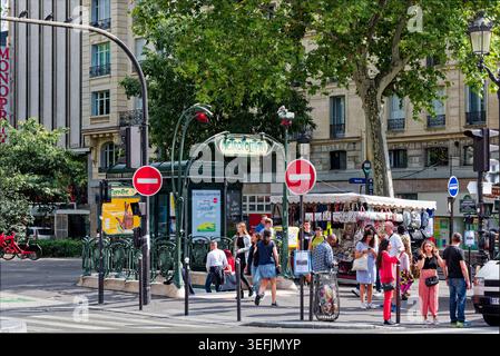 Paris, France. 20 août 2019 : entrée du métro Lamarck Caulaincourt Paris avec piétons dans le quartier de Montmartre à Paris. Banque D'Images
