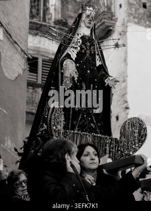 Image en noir et blanc de la statue de notre-Dame des douleurs portée pendant la procession catholique de la semaine Sainte dans la rue historique européenne Banque D'Images