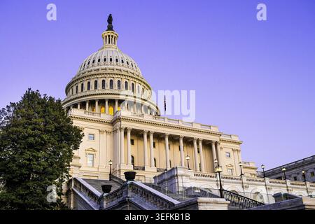 Bâtiment du Capitole des États-Unis à Washington, DC, au crépuscule, sous un ciel violet, vue à angle bas, politique et gouvernement aux États-Unis Banque D'Images