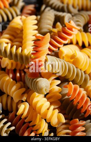 gros plan détaillé sur les pâtes tricolores Banque D'Images
