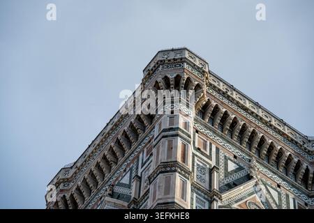Gros plan en angle bas de la décoration en marbre ornée sur le Campanile de Giotto à la cathédrale de Florence, en Italie. Banque D'Images