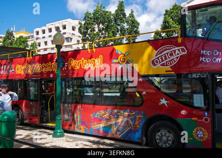 Funchal Madère 9 mai 2026 Un bus touristique à impériale rouge « Hop on Hop Off » est arrêté dans une rue de Funchal Banque D'Images