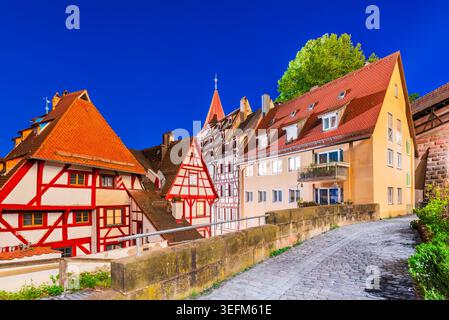 Vue de nuit des maisons historiques à colombages sur la rue Am Olberg dans la vieille ville de Nuremberg, Allemagne. Banque D'Images