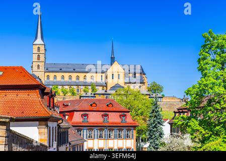 Vue panoramique de l'ancien monastère bénédictin Michelsberg sous un ciel bleu à Bamberg, Allemagne Banque D'Images