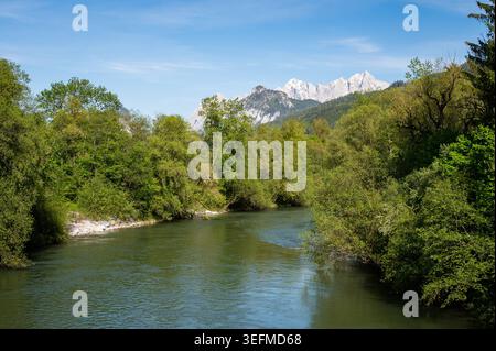 Calme Enns rivière serpente à travers la vallée de la forêt avec des pics alpins gesaeuse enneigés à distance calme et calme rivière Enns serpente à travers une forêt verdoyante vall Banque D'Images