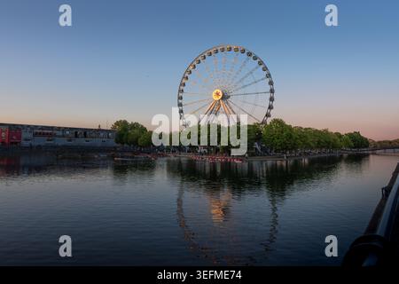 Grande roue de Montréal au Vieux Port de Montréal au coucher du soleil - Québec, Canada Banque D'Images